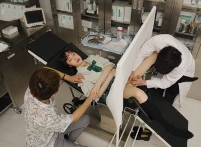 Médicos examinam pacientes com seios grandes