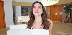 Brooke Monk é uma garota sexy e atraente que faz com que todos se apaixonem por