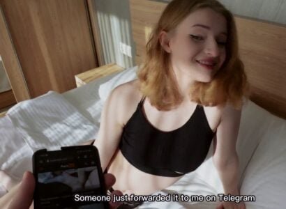 Eu estava assistindo filmes adultos, meu irmão foi para a sala e tinha comportamento errado