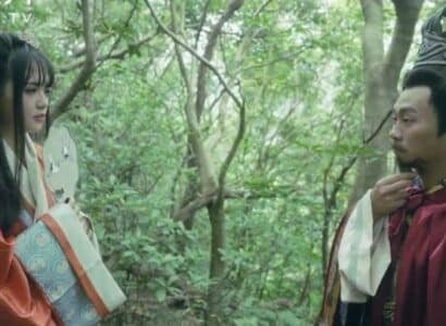 Liu Bei está perdido na floresta e pegou uma irmã mais nova rural que está 