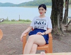 Nguyen quynh e para frente e para trás com o namorado muito entusiasmado
